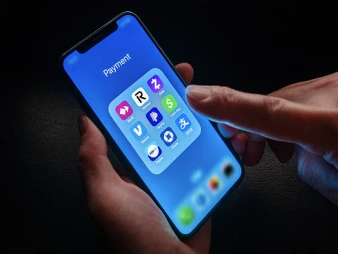 كيفية تفعيل البحث الصوتي (Voice Search) داخل تطبيقات المتاجر الإلكترونية