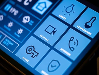 هل يجب أن يكون تطبيقك متجراً فقط أم منصة خدمات متكاملة في 2026