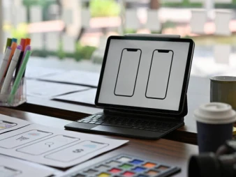 إزاي النصابين بيخترقوا حسابات الزبائن لو المبرمج حفظ الـ API Keys بشكل مكشوف داخل الأبلكيشن